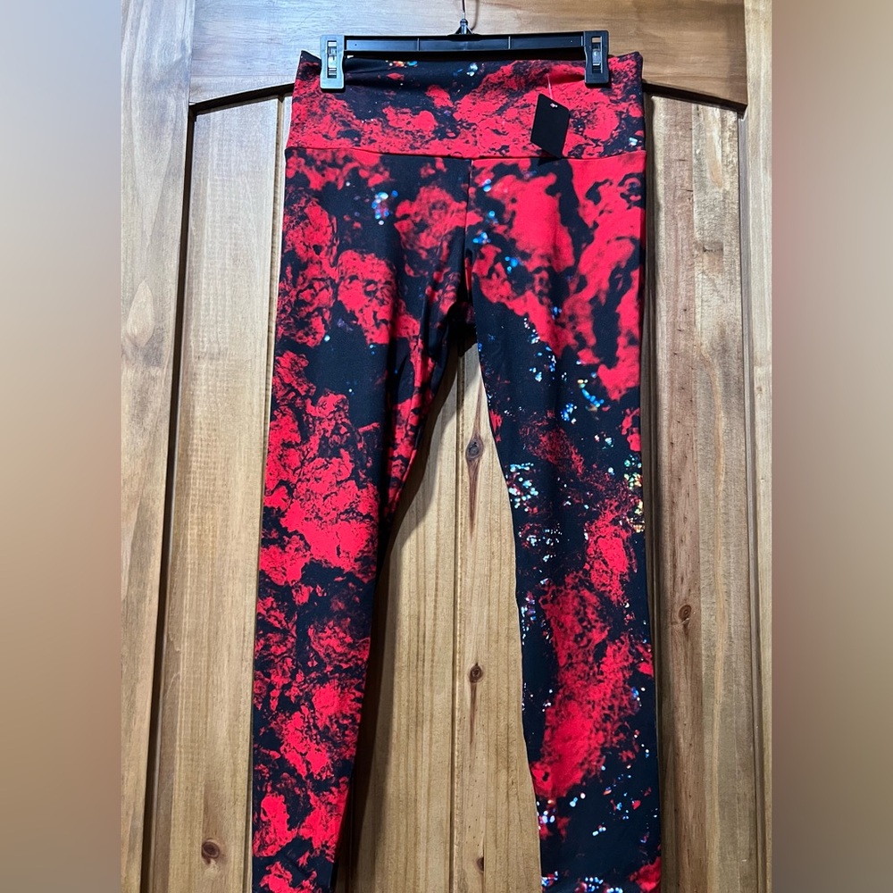 High-Rise Red & Black Printed Capris - Performance Leggings